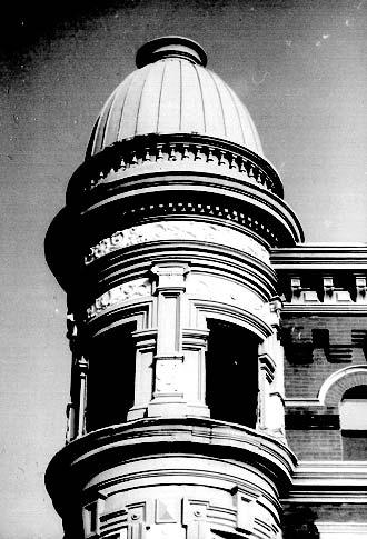 Turret detail, 1024 W. Armitage Ave., photo by Terry Tatum, 2001